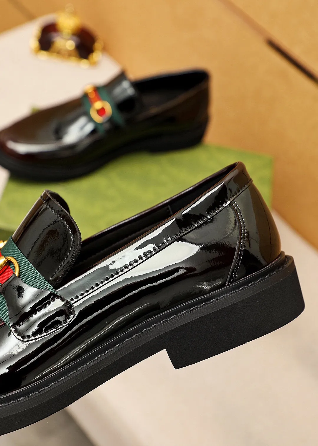 Men's shoes 💰560 💐 Product trademark: GUCCI "Gucci" casual leather shoes Regular size: 38-44 (45🉑️customized) Product materials: Selected imported first-layer open-edge beaded calfskin upper + classic hardware buckle, imported water-dyed cowhide leather lining. Strong three-dimensional visual effect, rubber outsole Color: 2⃣️colors available